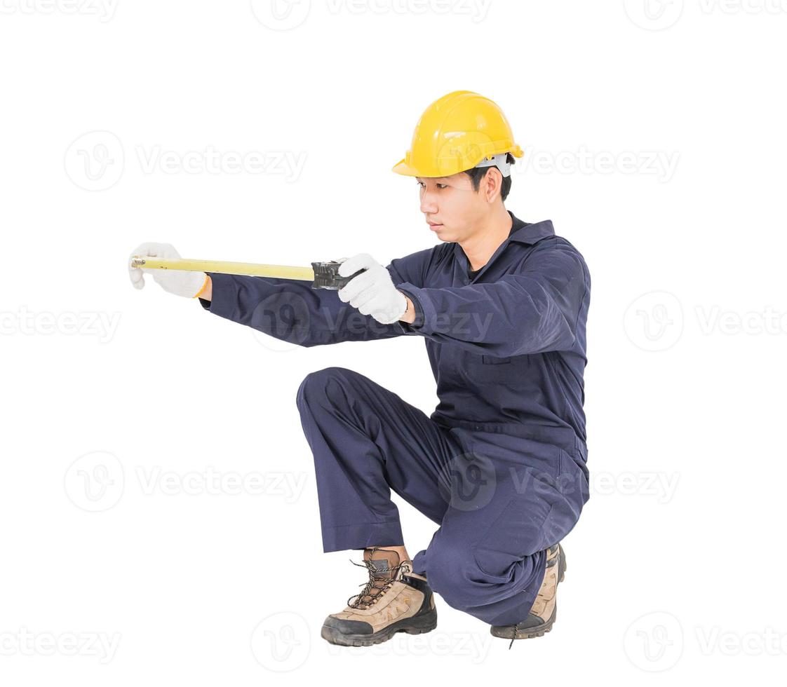 joven trabajador en uniforme con cinta métrica aislado en blanco foto