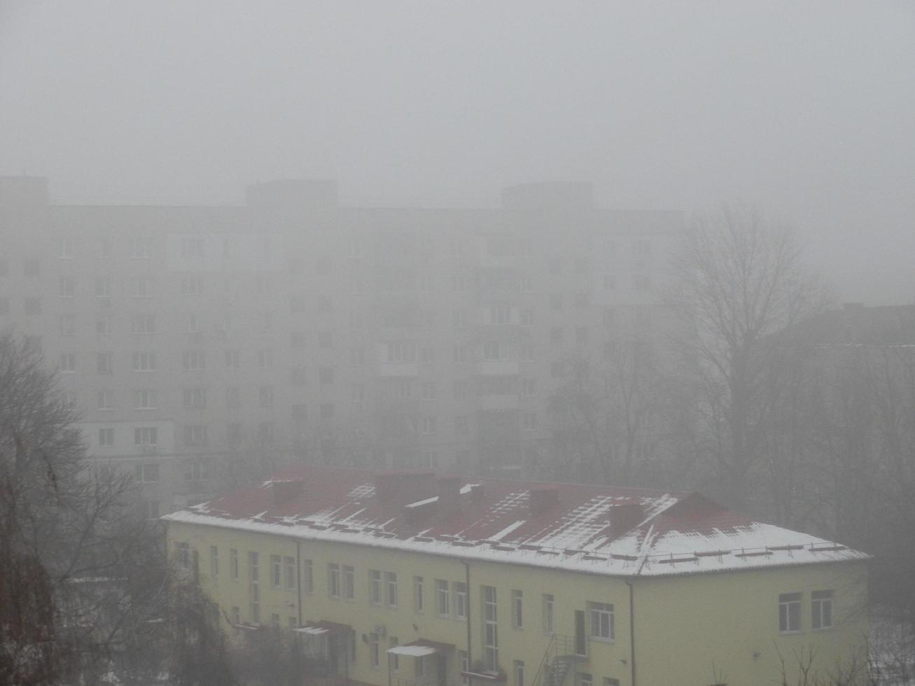 ciudad de niebla con las casas foto