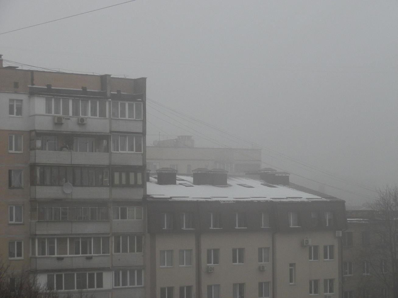 ciudad de niebla con las casas foto