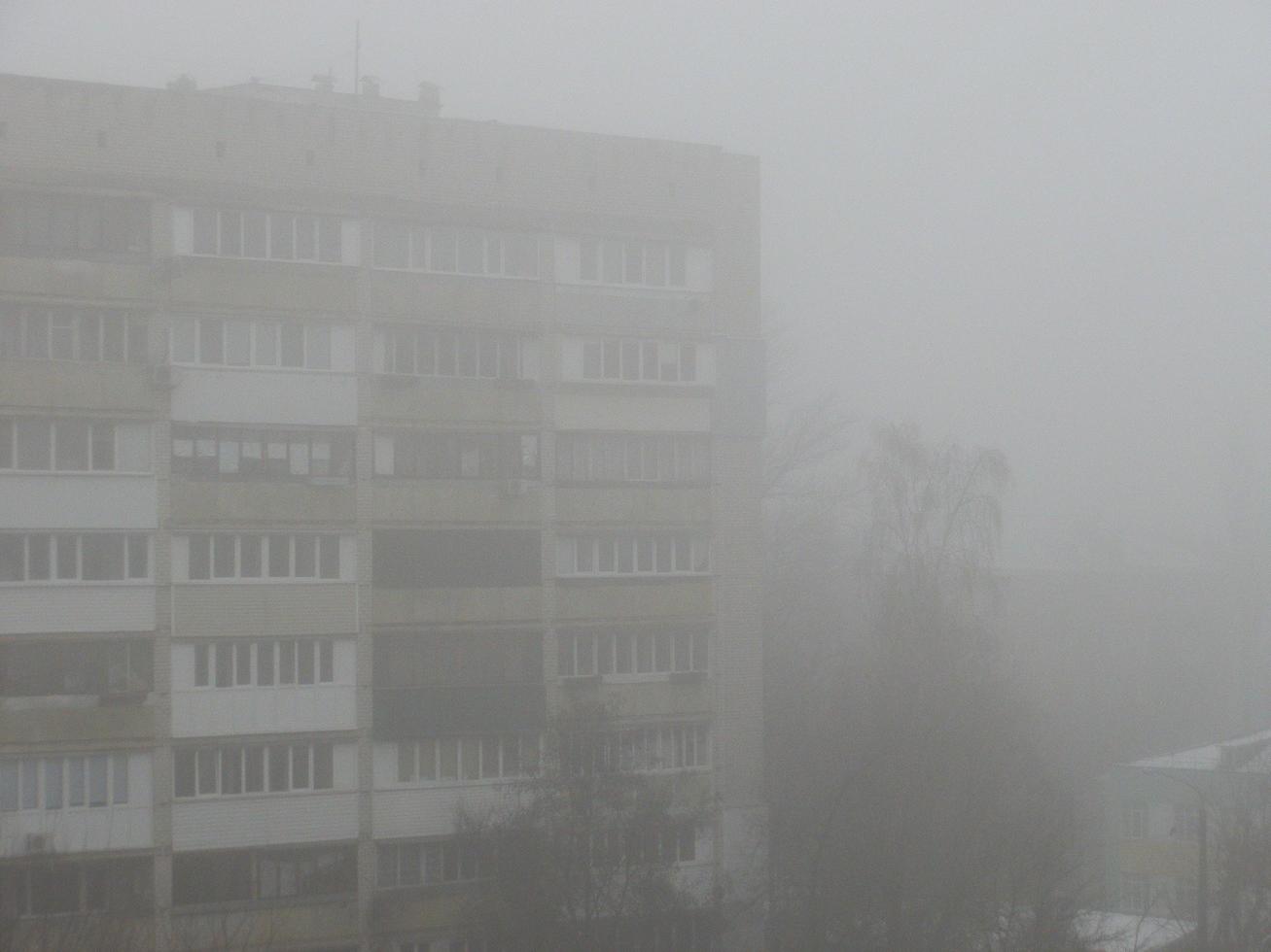 ciudad de niebla con las casas foto