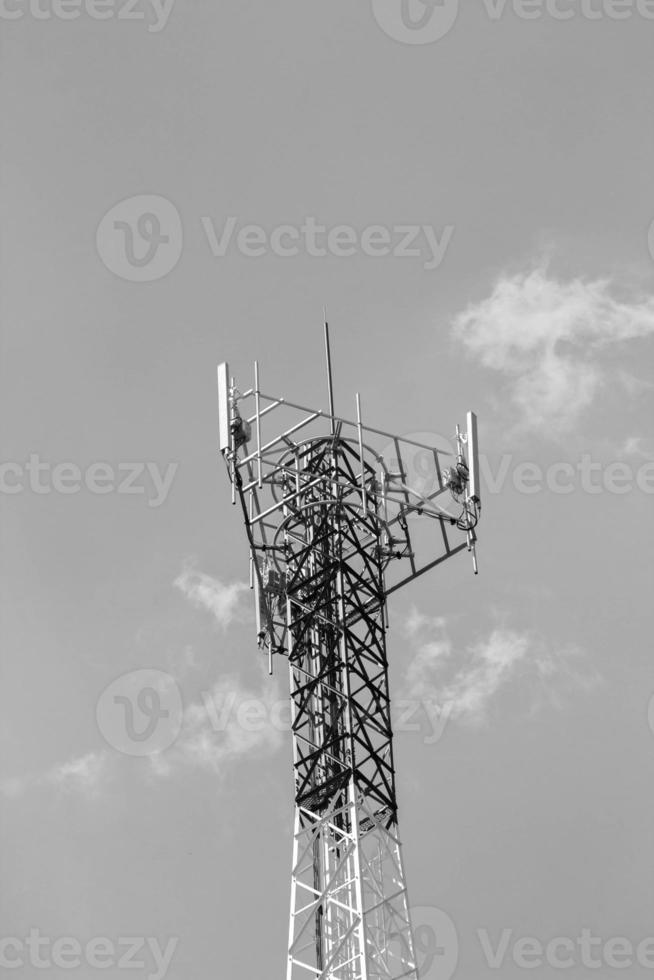 los postes telefónicos altos están listos para distribuir señales telefónicas e Internet para que el público las aproveche al máximo en el contexto del hermoso cielo natural de la tarde, blanco y azul. foto