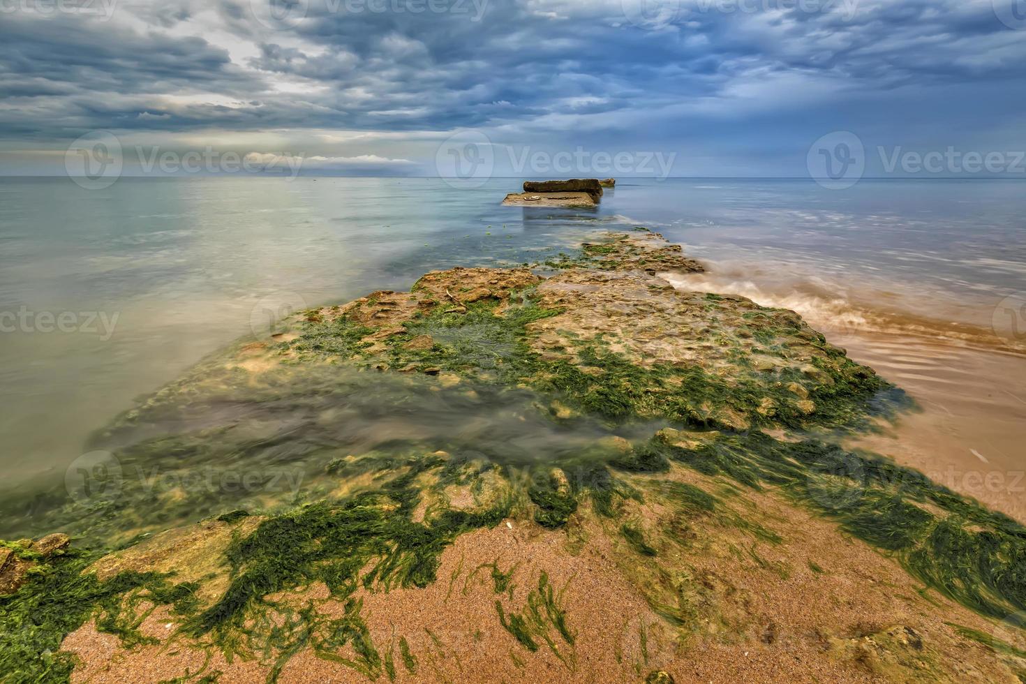 belleza mar nublado amanecer en la costa del mar negro, bulgaria foto