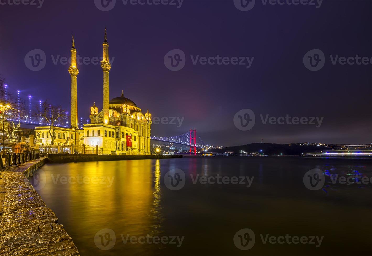 Estanbul. imagen de la mezquita ortakoy con el puente del bósforo en estambul por la noche. foto