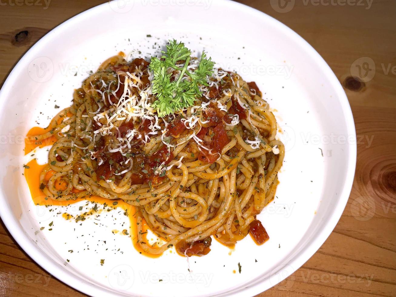 deliciosos espaguetis a la boloñesa, pasta con carne, atún y salsa de tomate y verduras foto