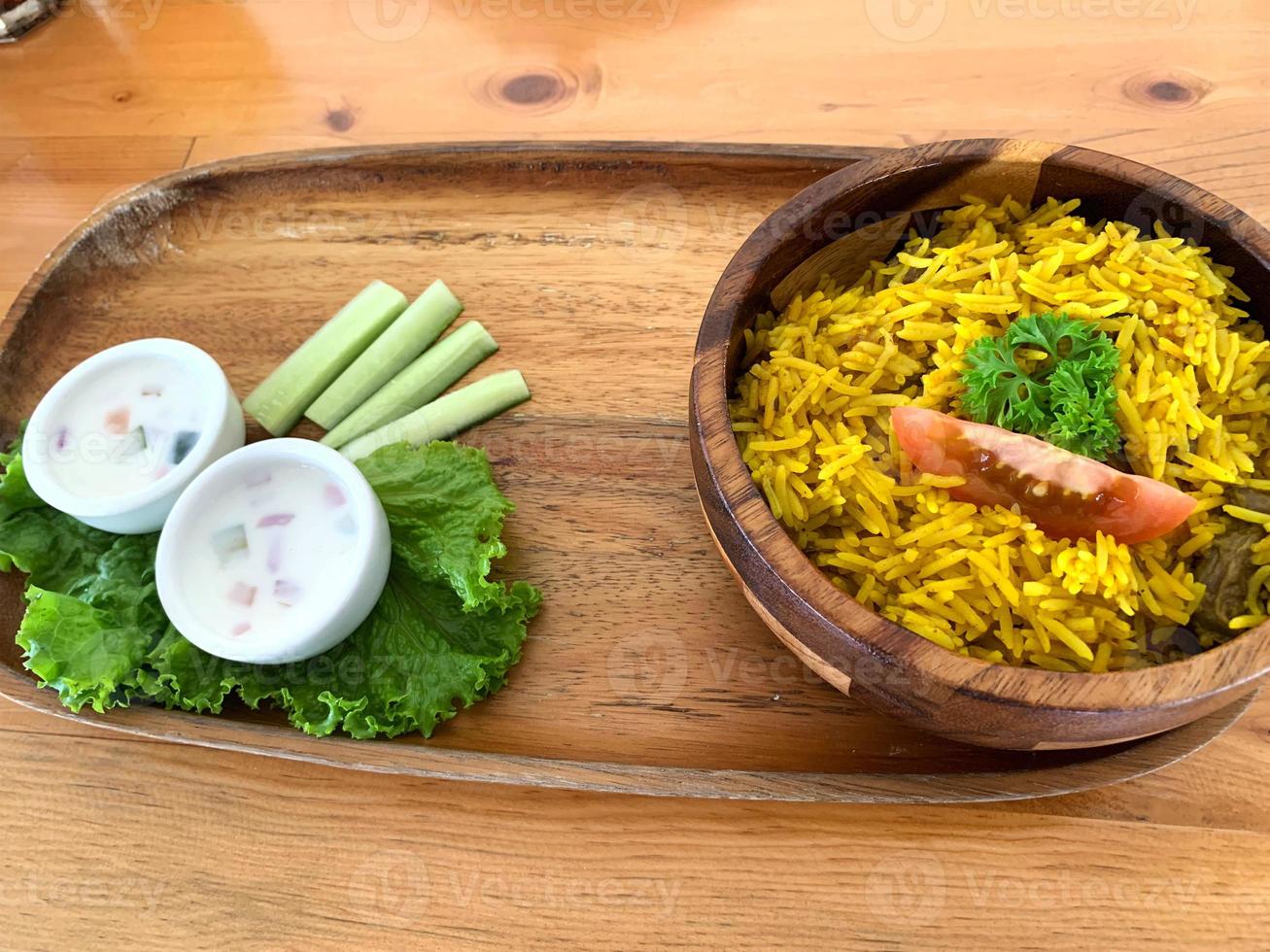 arroz biryani pilaf de cordero con carne de cordero y verduras pepino junto con yogur foto