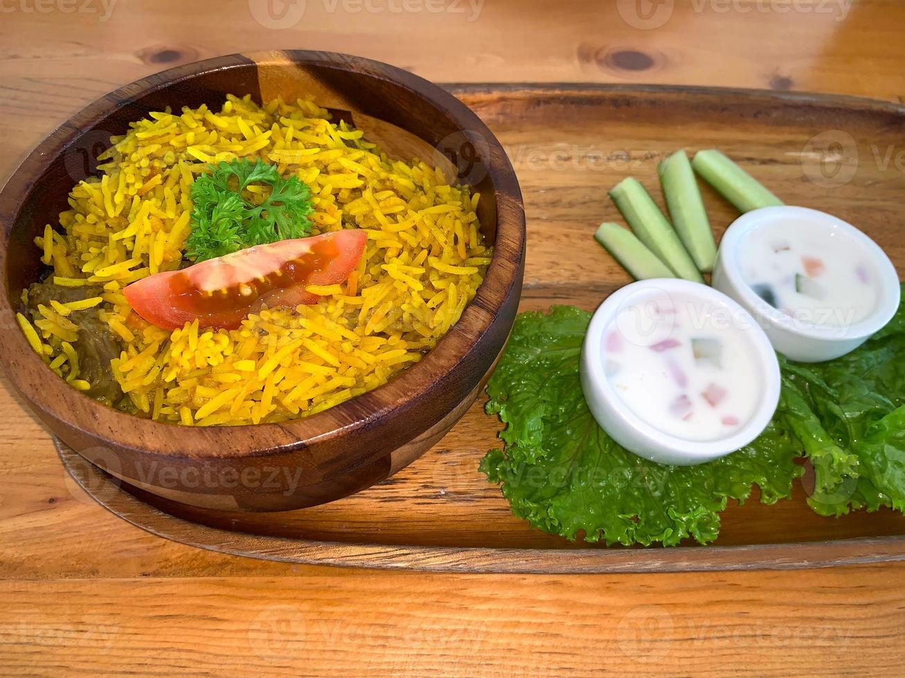 arroz biryani pilaf de cordero con carne de cordero y verduras pepino junto con yogur foto