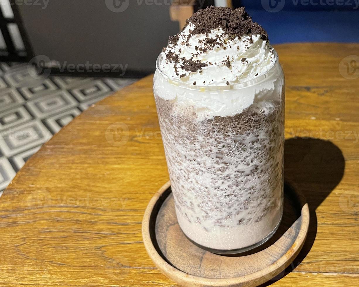 bebida helada de chocolate frappe con crema batida encima y crocante de chocolate rallado foto