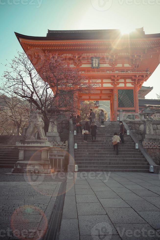 kyoto, japón higashiyama kiyomizu dera-nio-mon foto