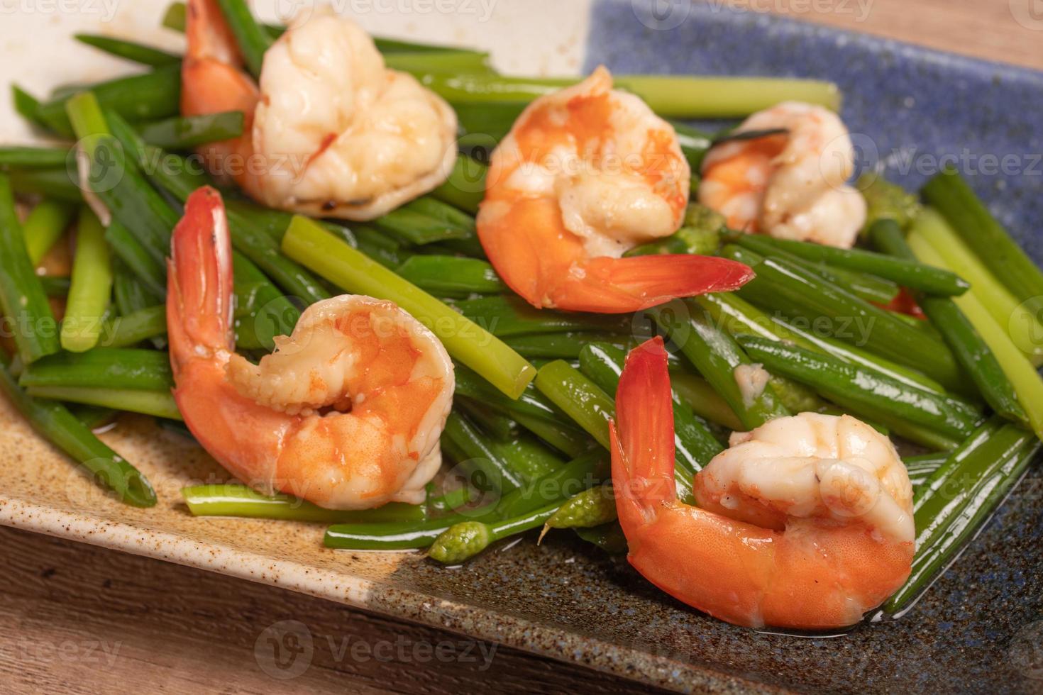 tallo de flor de cebolla camarones salteados con salsa de ostras foto