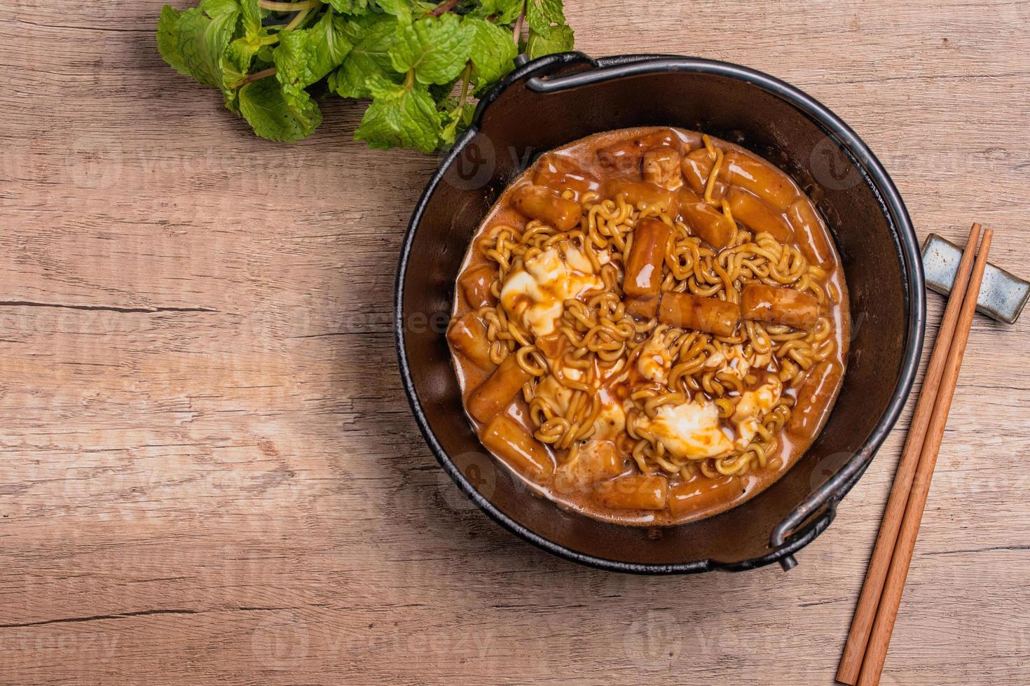 fideos instantáneos de sabor coreano con tteokbokki en una olla foto