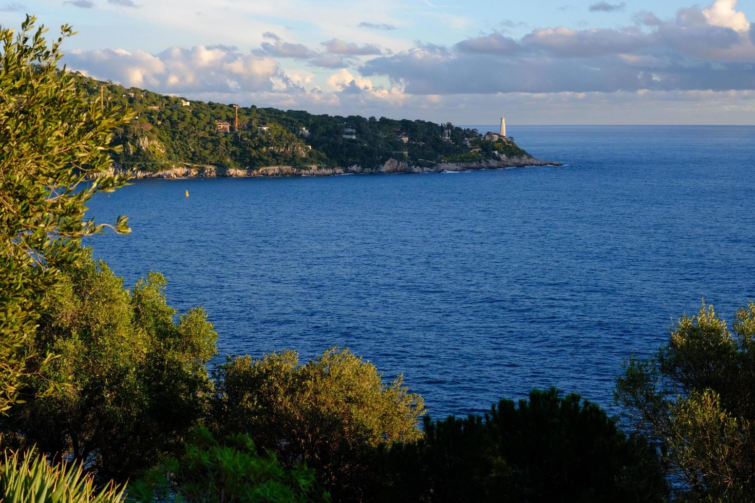 paisaje, la costa del mar y el faro de las montañas. vista panorámica de la costa del mar, agradable, francia. foto