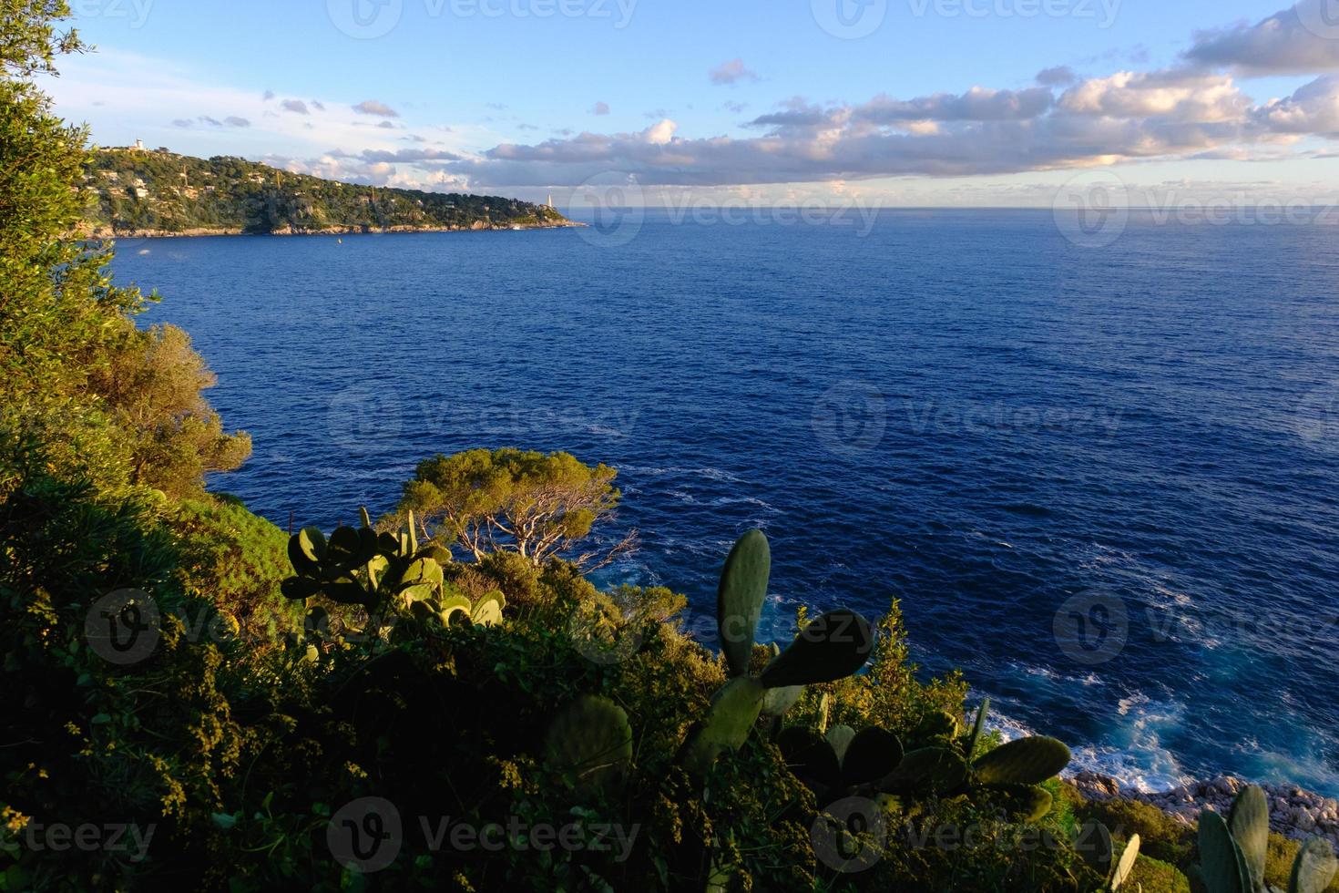 vista panorámica del mar de la costa desde las montañas, paisaje marino. costa del mar y el faro, paisaje, niza, francia. foto