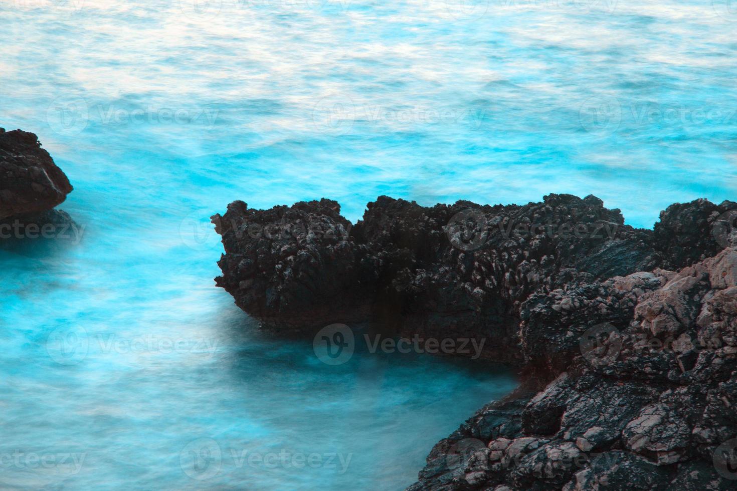 mar azul tormentoso y rocas foto