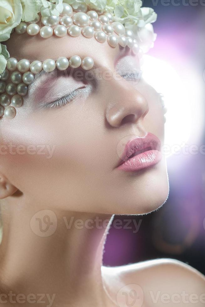 retrato de glamour de mujer joven con maquillaje tierno foto