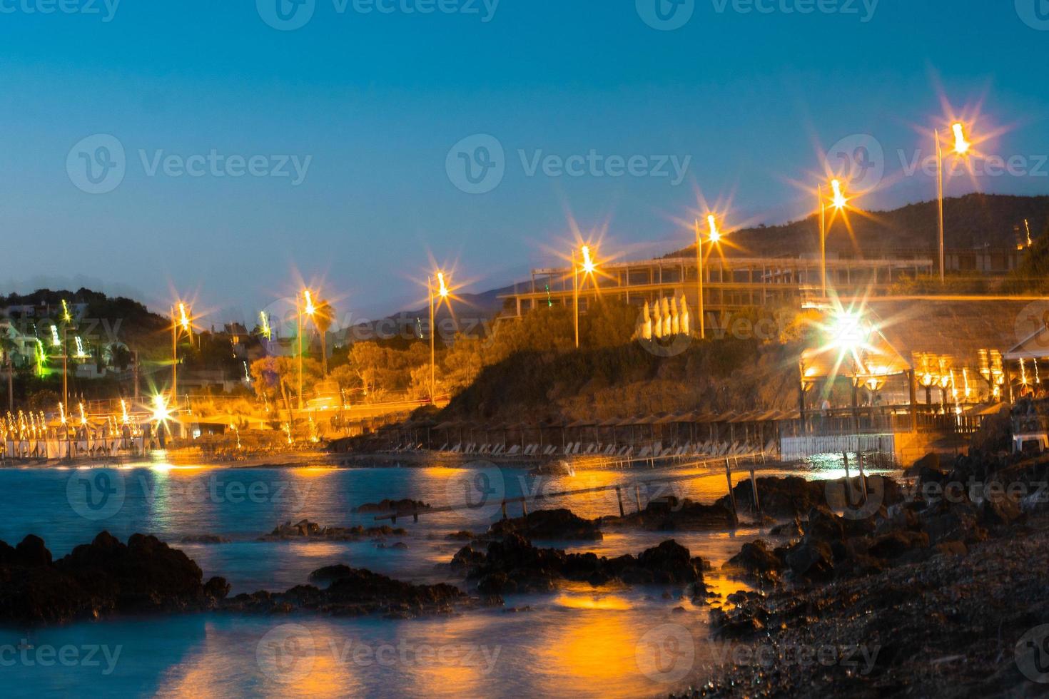 escena nocturna en la orilla del mar foto