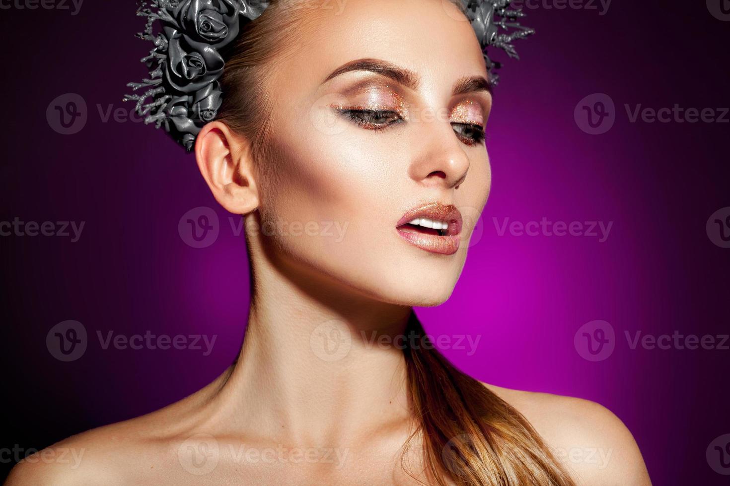 modelo voluptuosa con hermoso maquillaje sobre fondo morado foto