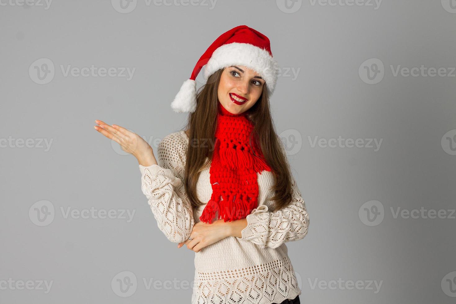 chica con sombrero de santa y bufanda roja foto