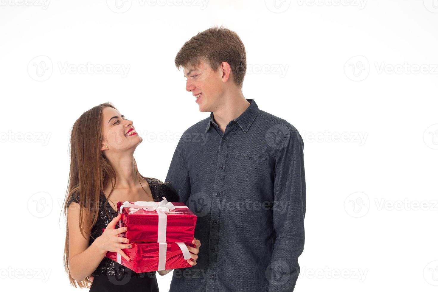 hermosa pareja joven alegre con regalos foto