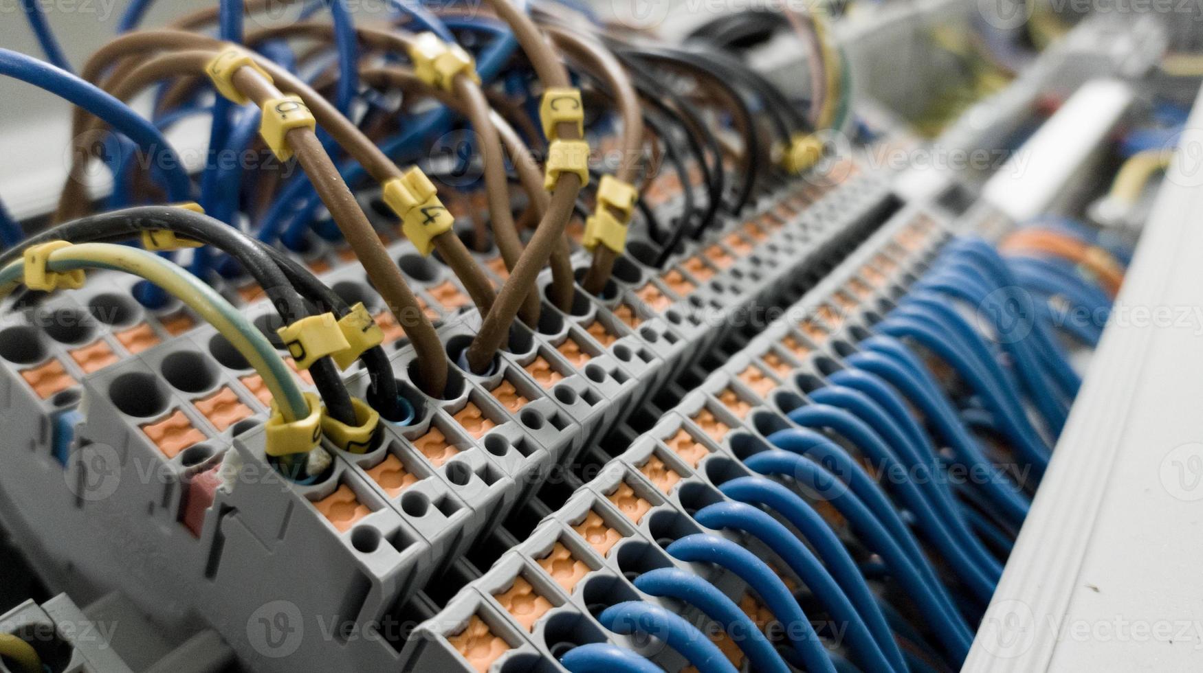 circuito de alimentación de instalación de cableado en microcontrolador de panel. foto