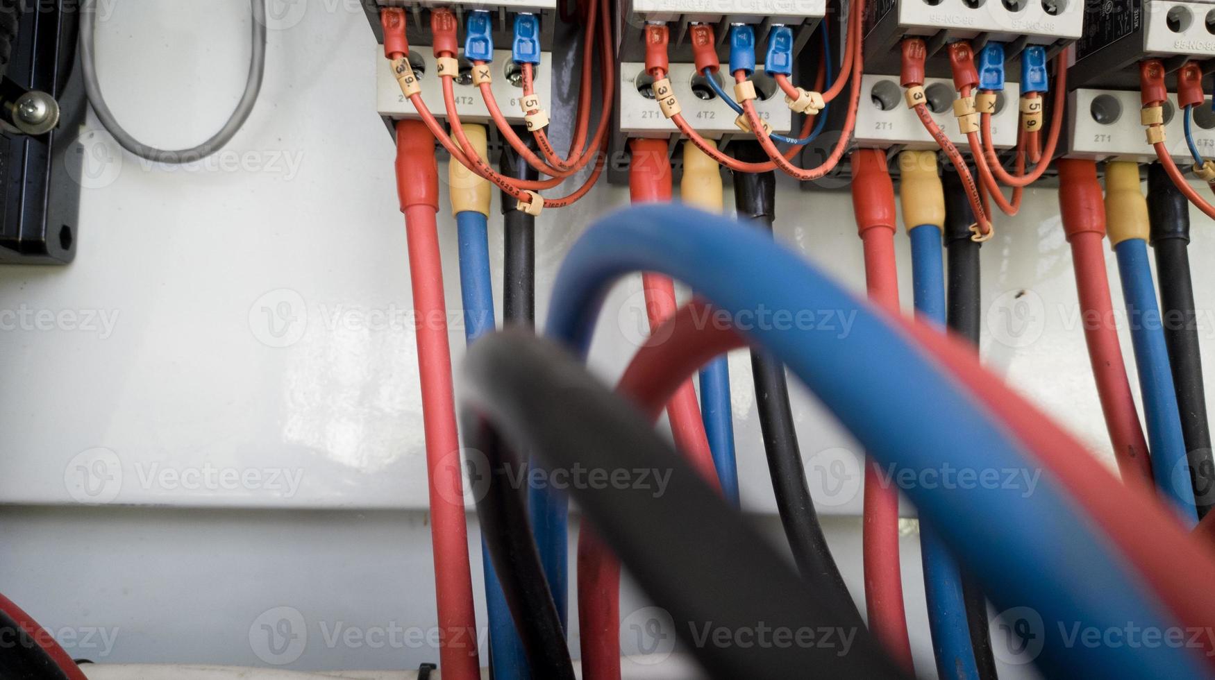 circuito de cableado de la planta de energía en la distribución del panel de control. foto