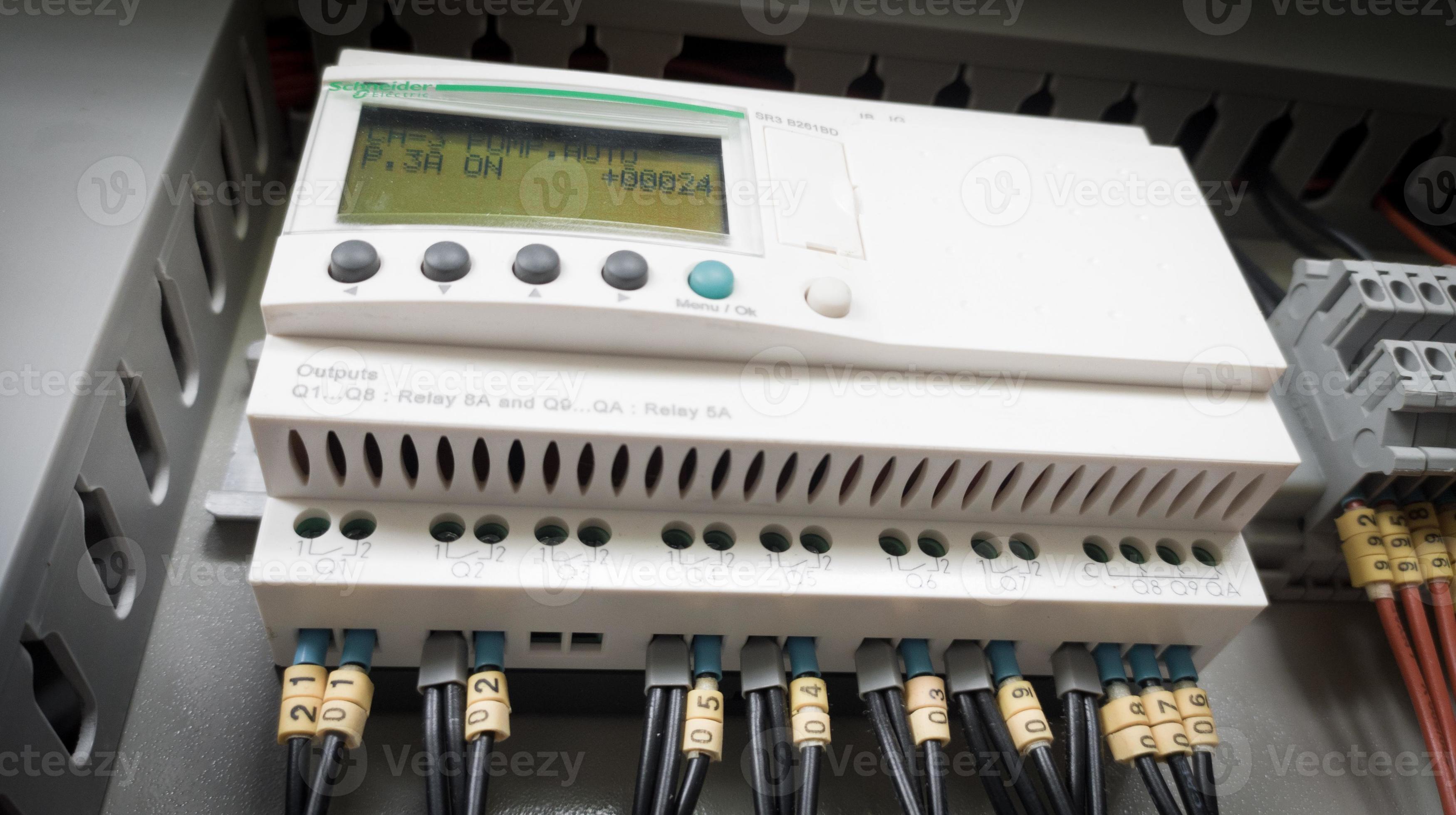 Smart Relay Zelio Logic to use controlling electrical pump motor