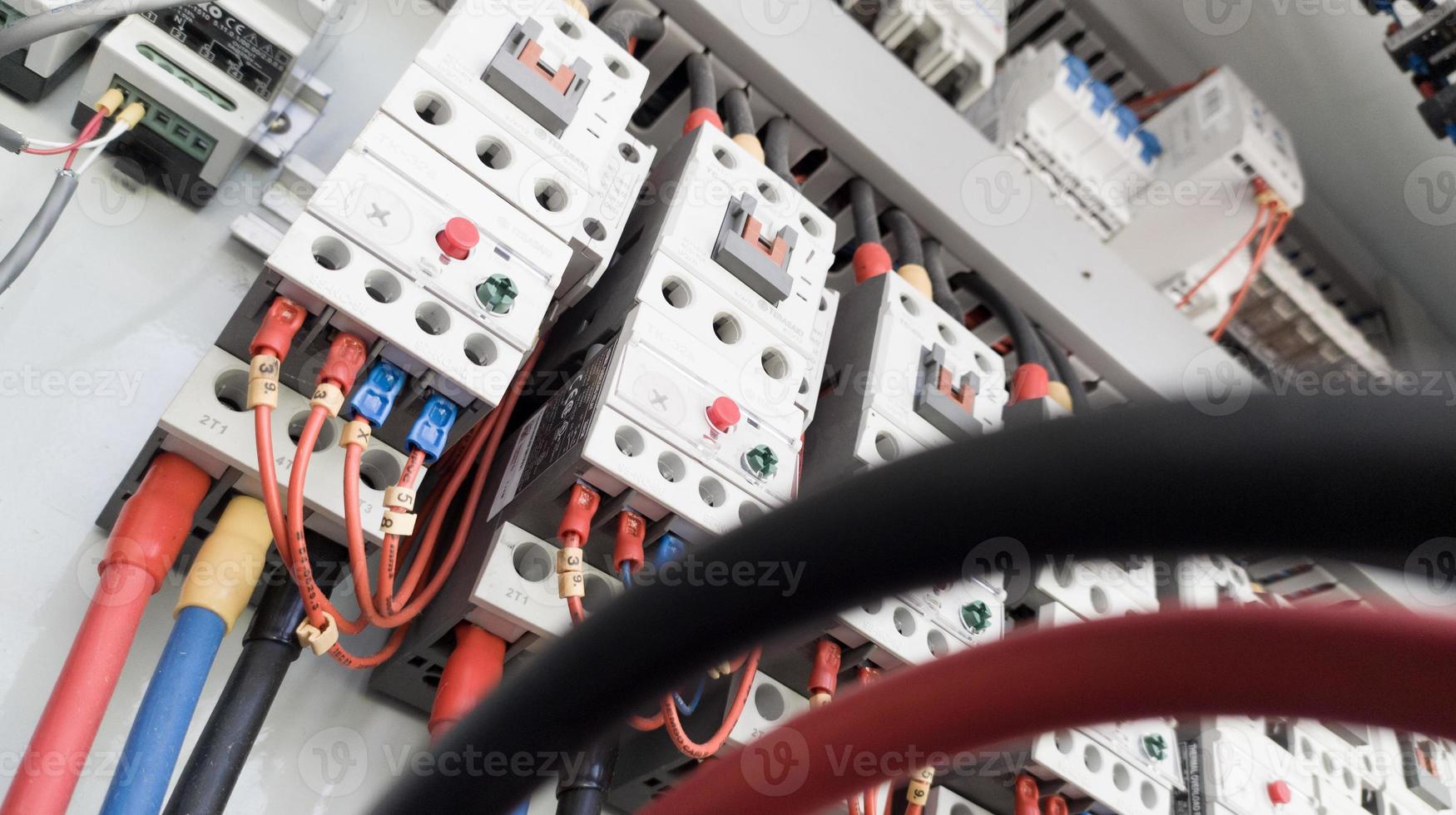 circuito de cableado de la planta de energía en la distribución del panel de control. foto