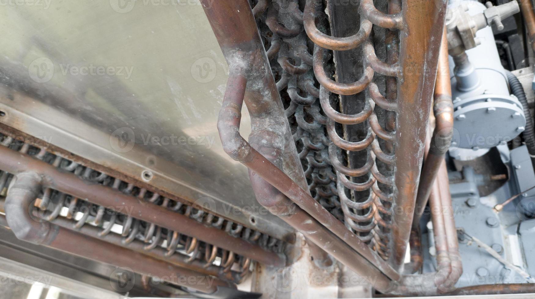 tubería del condensador en el sistema de refrigerante en el compresor del enfriador. foto