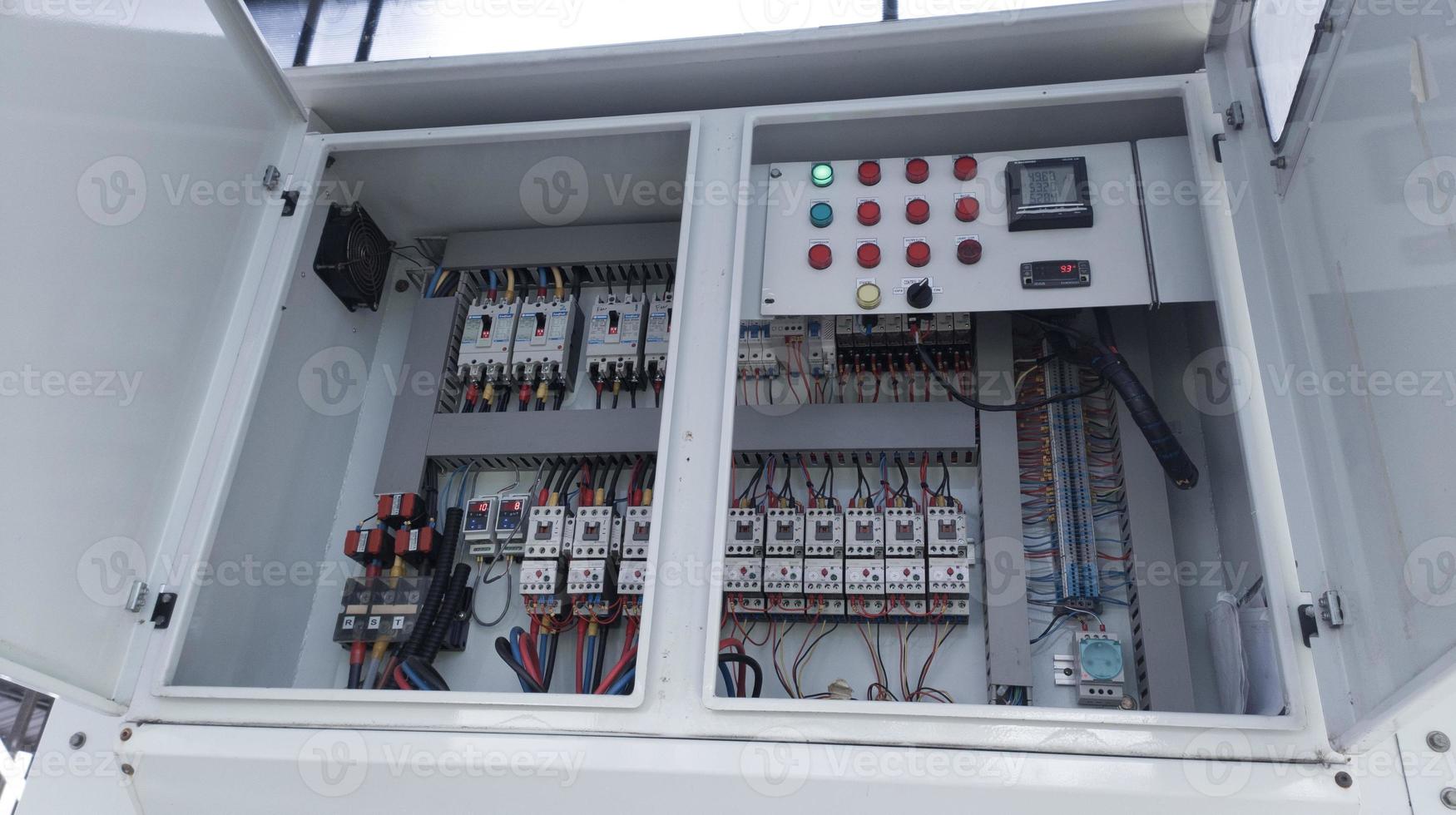 Control de unidad eléctrico para sistema de refrigeración por agua. Máquina enfriadora de control industrial. foto