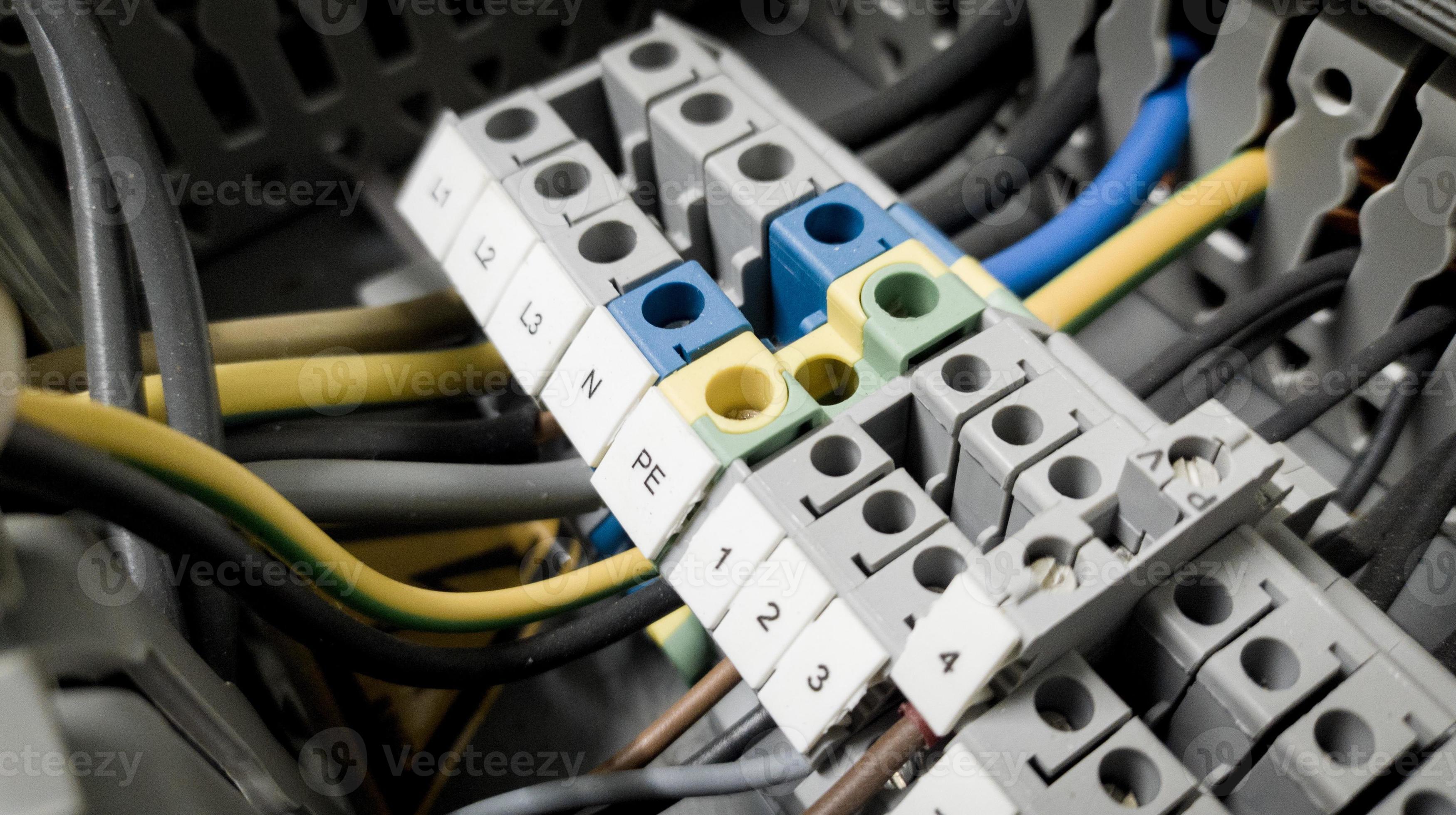 Terminal connection cable power three phase , nol and grounding for