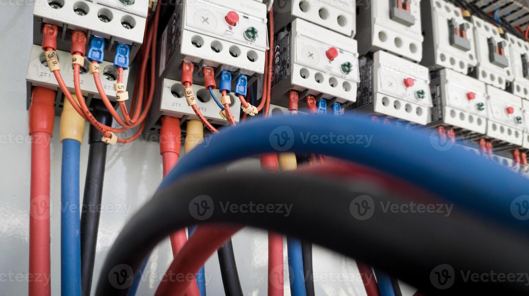 circuito de cableado de la planta de energía en la distribución del panel de control. foto
