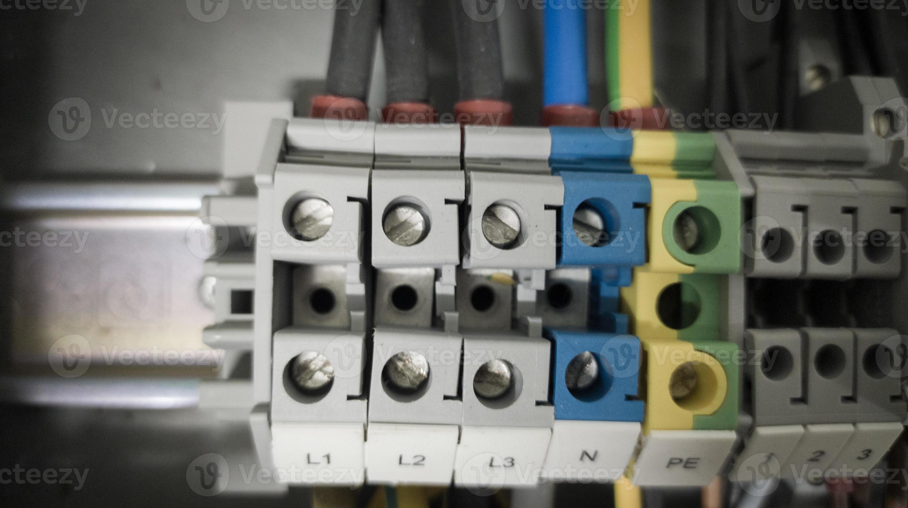 Terminal connection cable power three phase , nol and grounding for