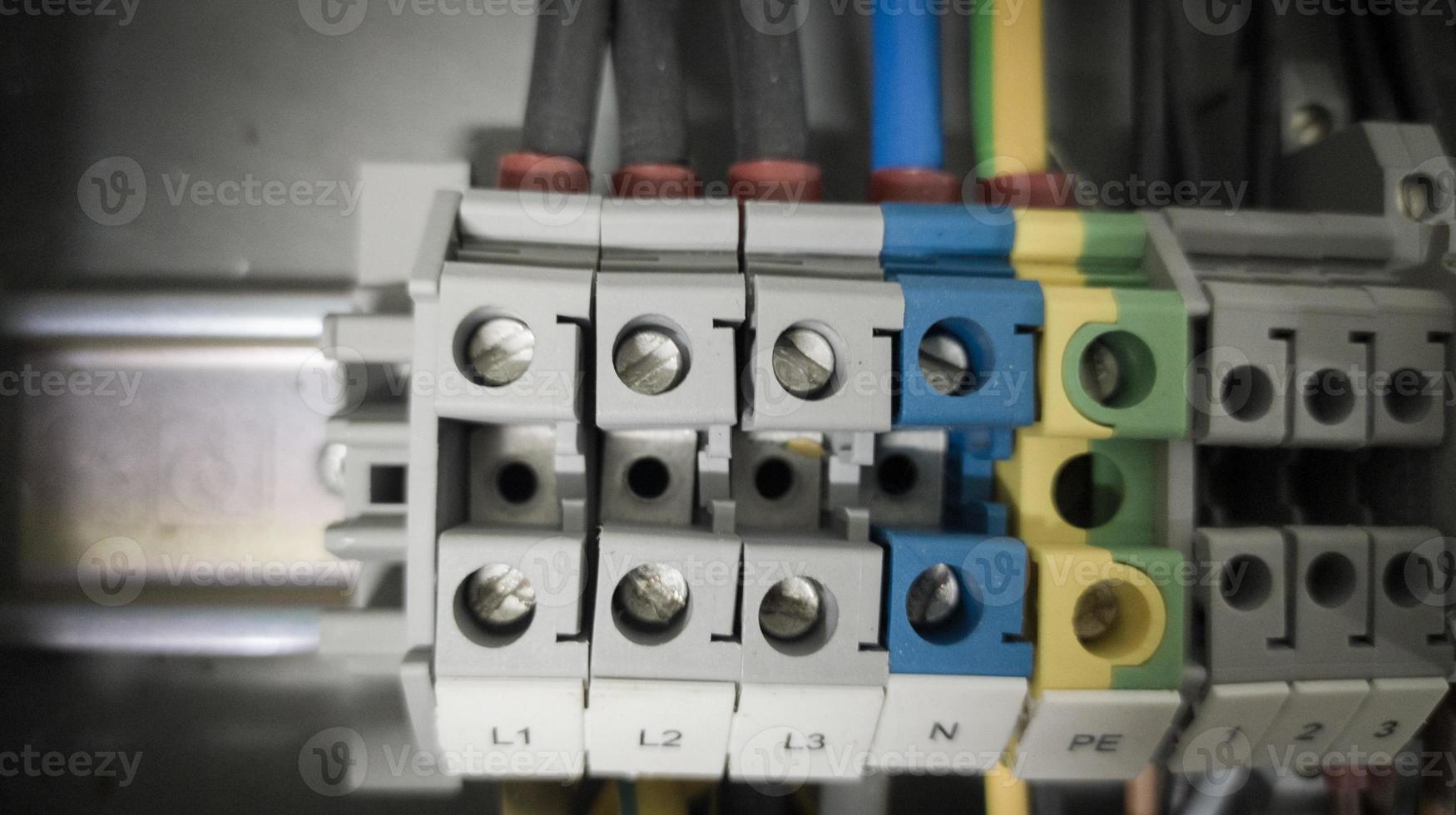 Terminal de conexión del cable de alimentación trifásica, sin tensión y puesta a tierra para la línea del circuito del panel. foto