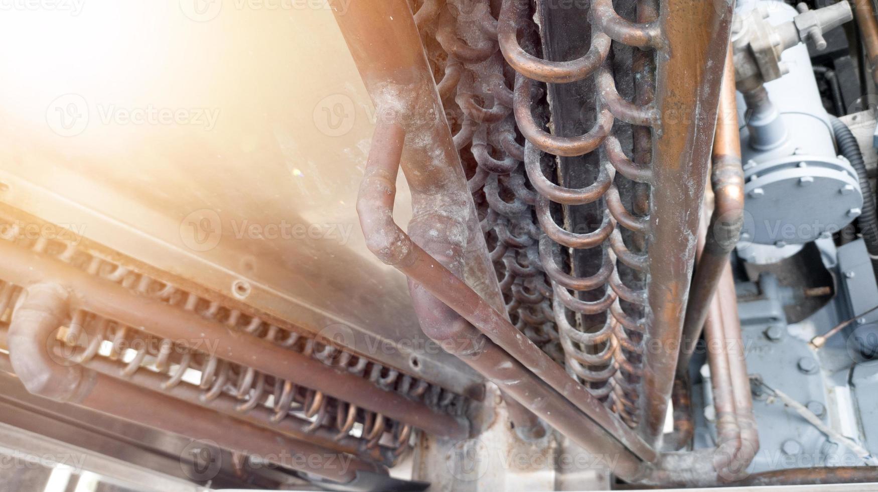 tubería del condensador en el sistema de refrigerante en el compresor del enfriador. foto