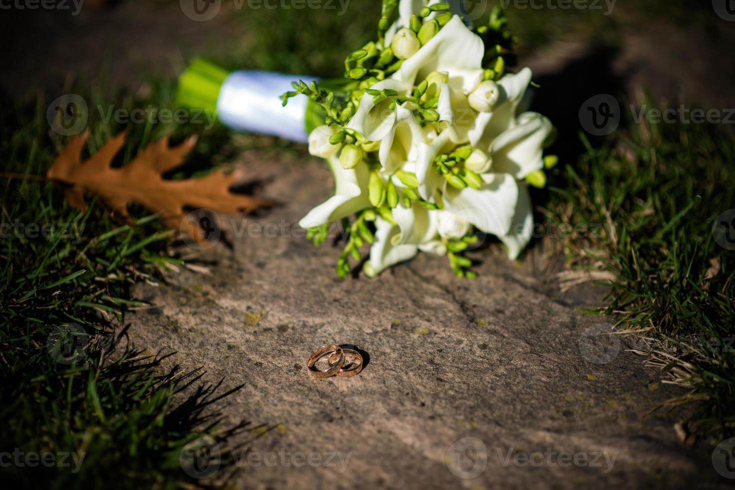 wedding rings in hand. Two wedding rings on the floor with contrast wedding rings on floor, on ground, on piano, in hand on grass or a stones, photo