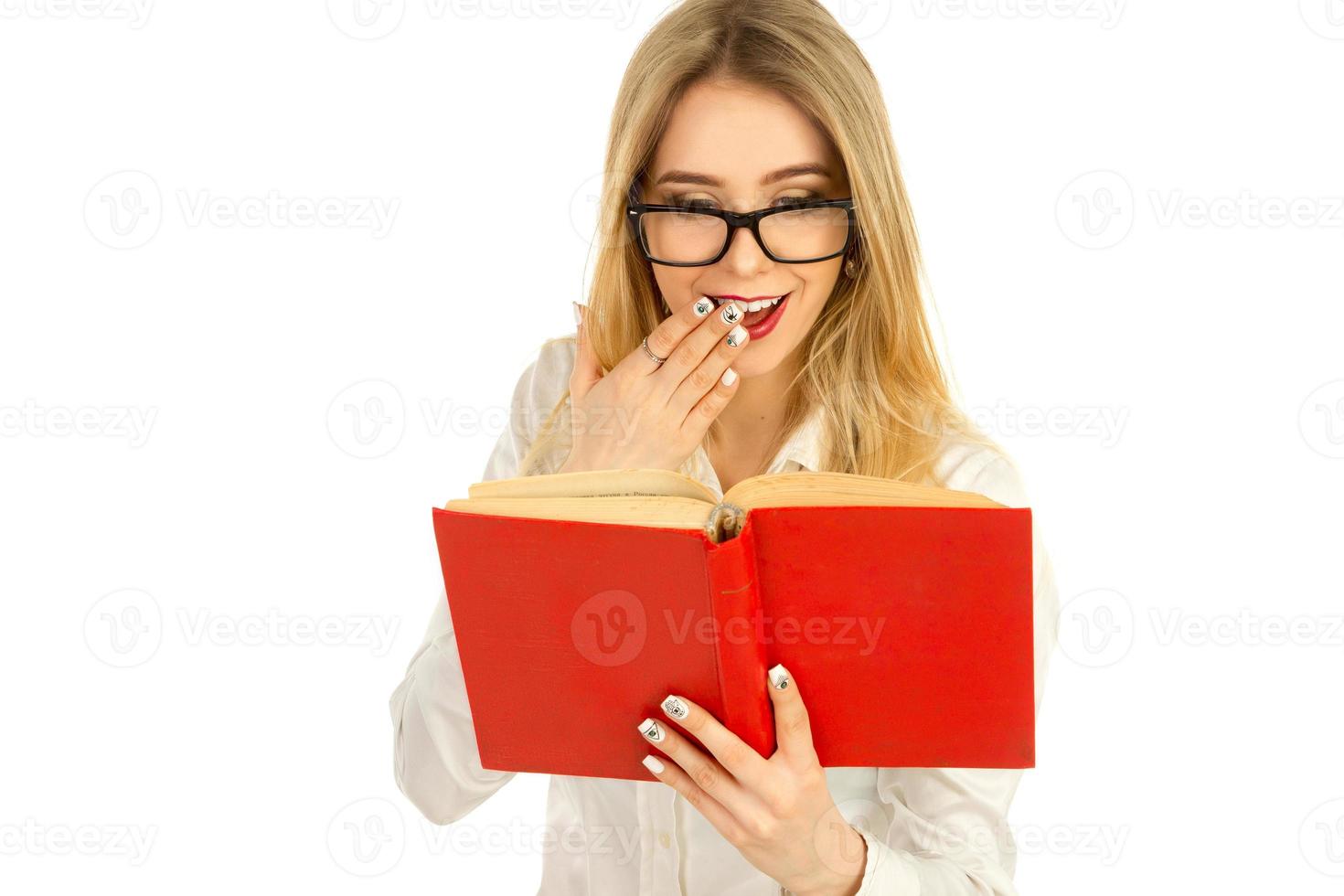 chica con gafas y camisa blanca leyendo un libro foto