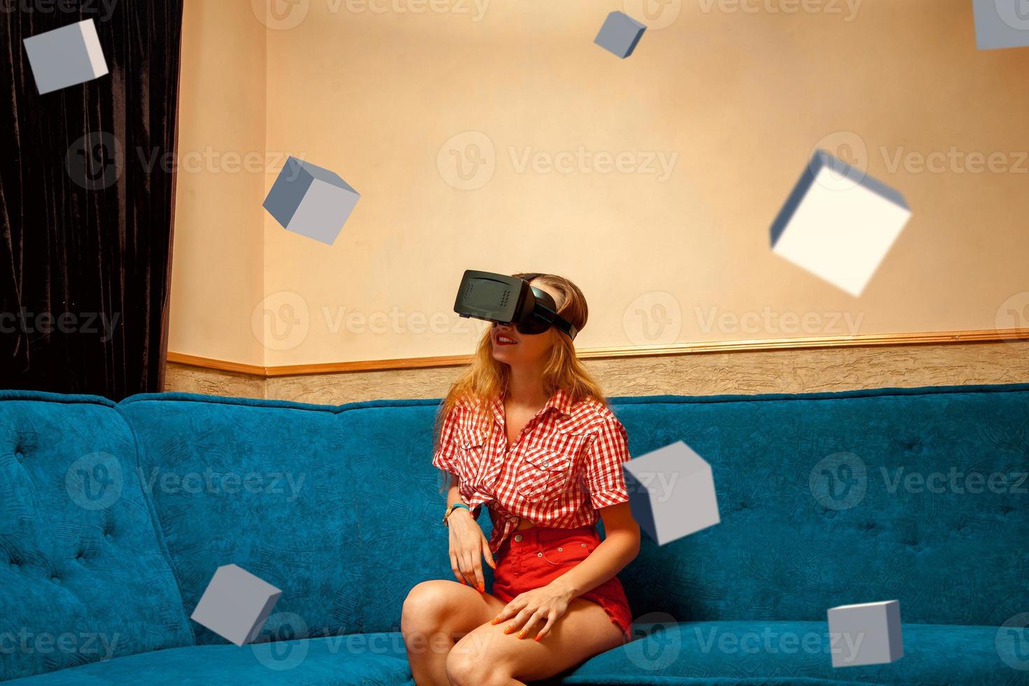 chica con casco de realidad virtual y muchos cubos 3d foto