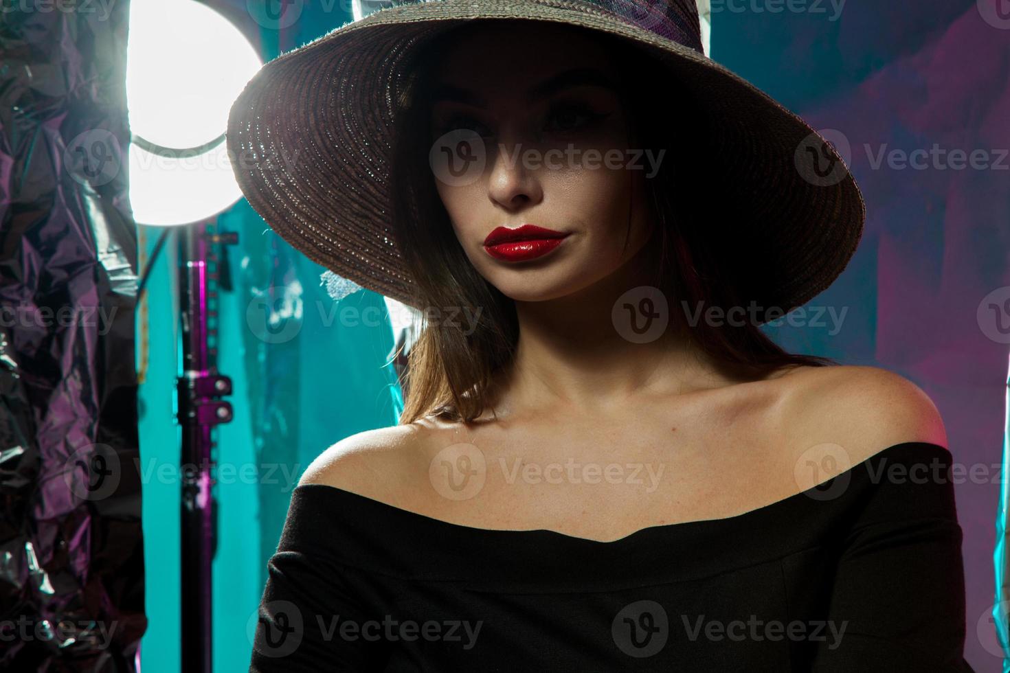 mujer joven con labios rojos y sombrero foto