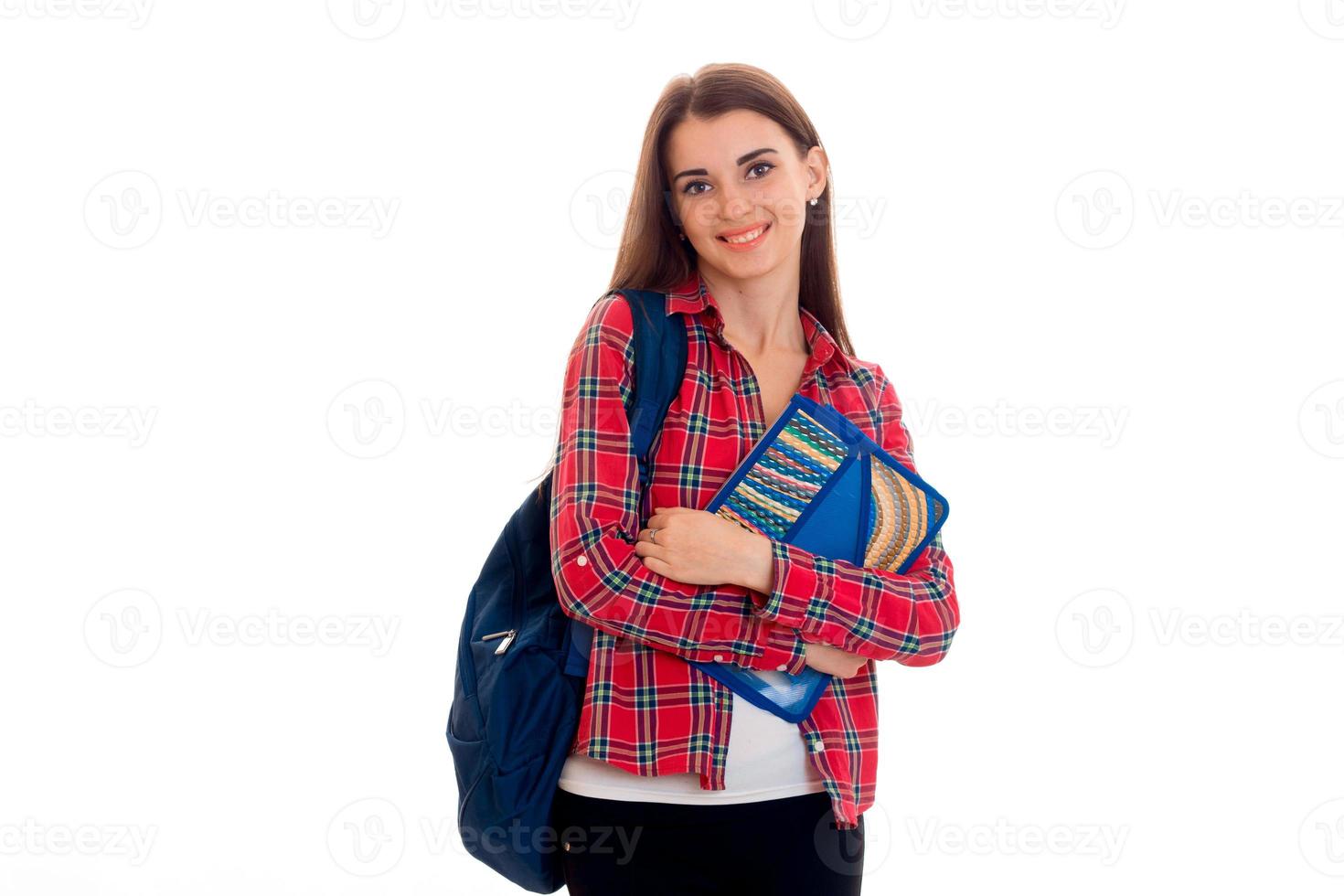 joven estudiante alegre con mochila posando aislada de fondo blanco en el estudio foto
