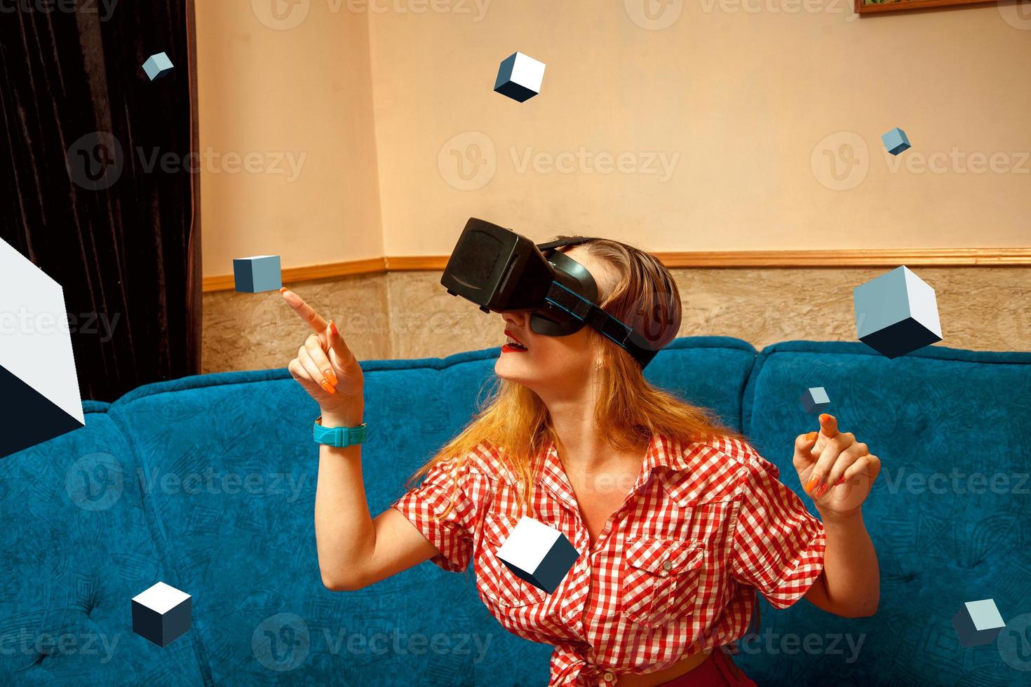 chica joven con gafas de realidad virtual foto