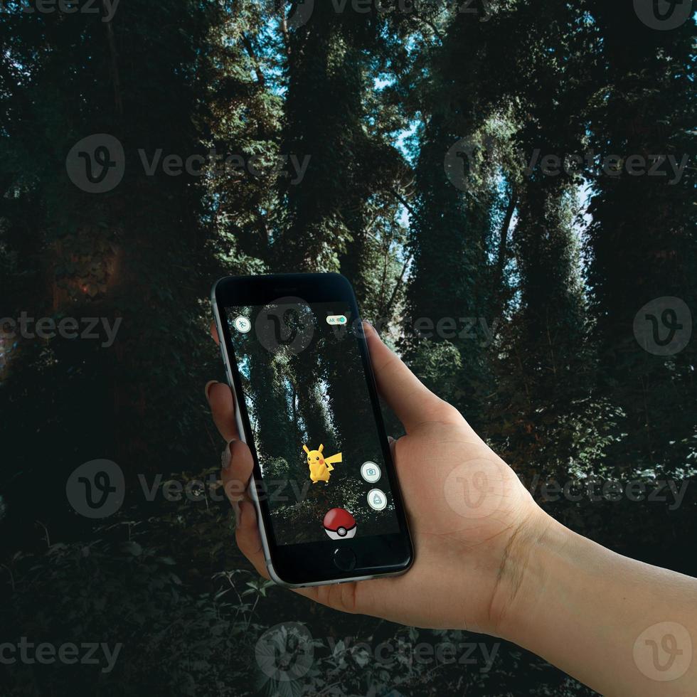 iphone 6s con aplicación pokemon go foto