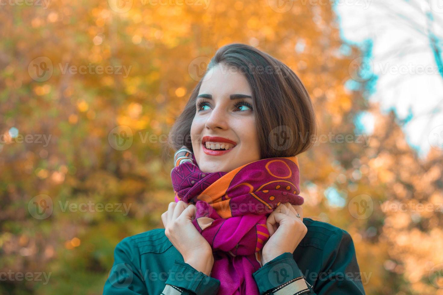 linda chica cogidos de la mano bufanda sonrisas y mirando hacia arriba foto