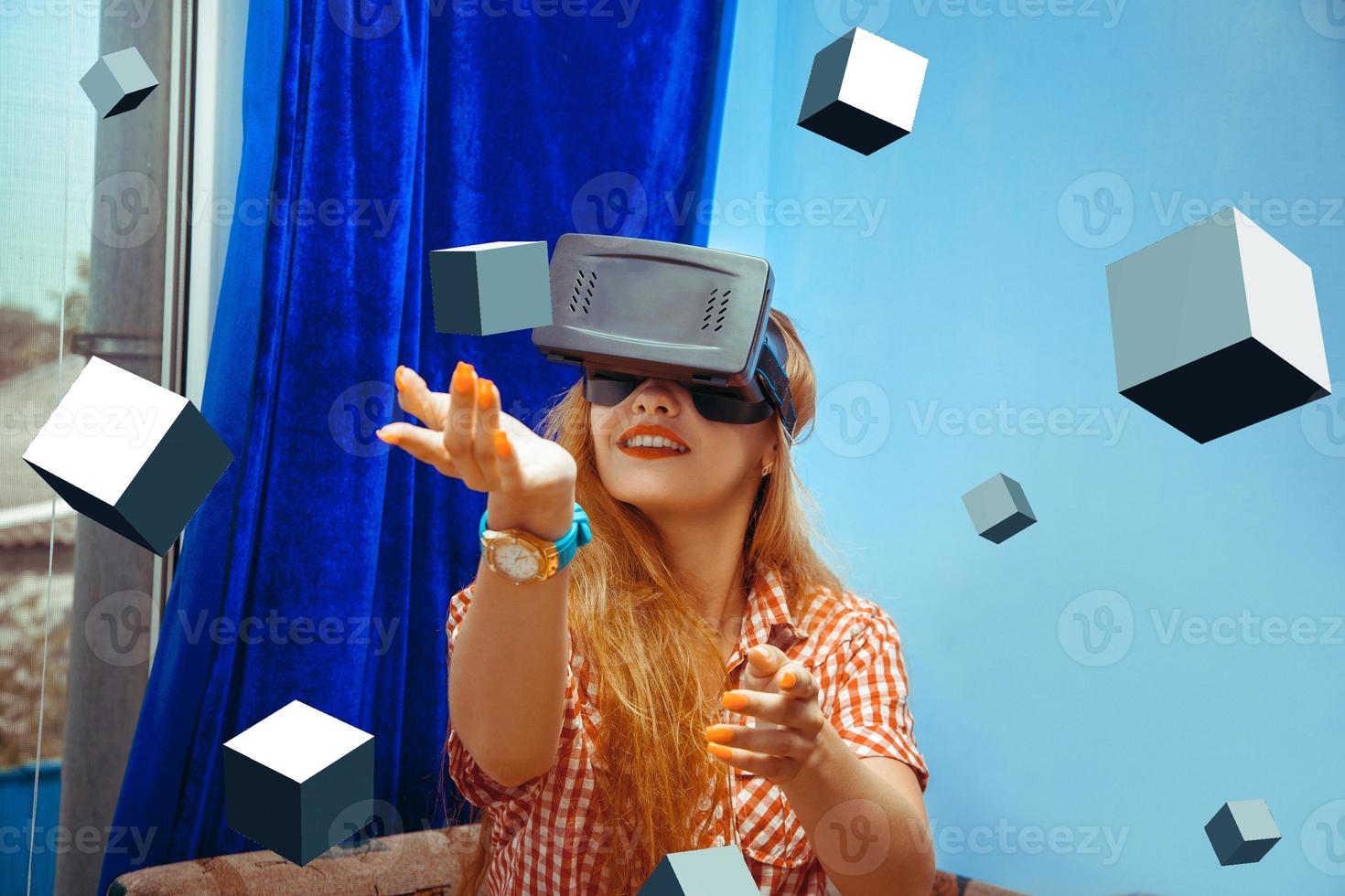 mujer con casco de realidad virtual foto