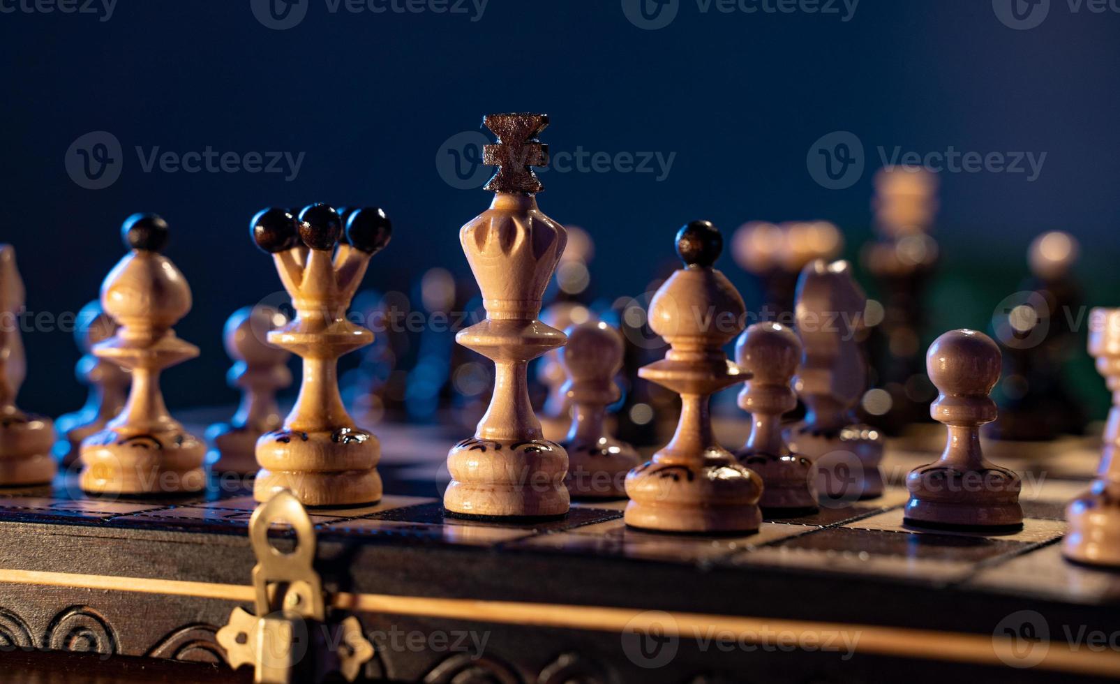 tablero de ajedrez con piezas de ajedrez sobre fondo azul. concepto de ideas de negocio e ideas de competencia y estrategia. rey blanco y reina de cerca. foto