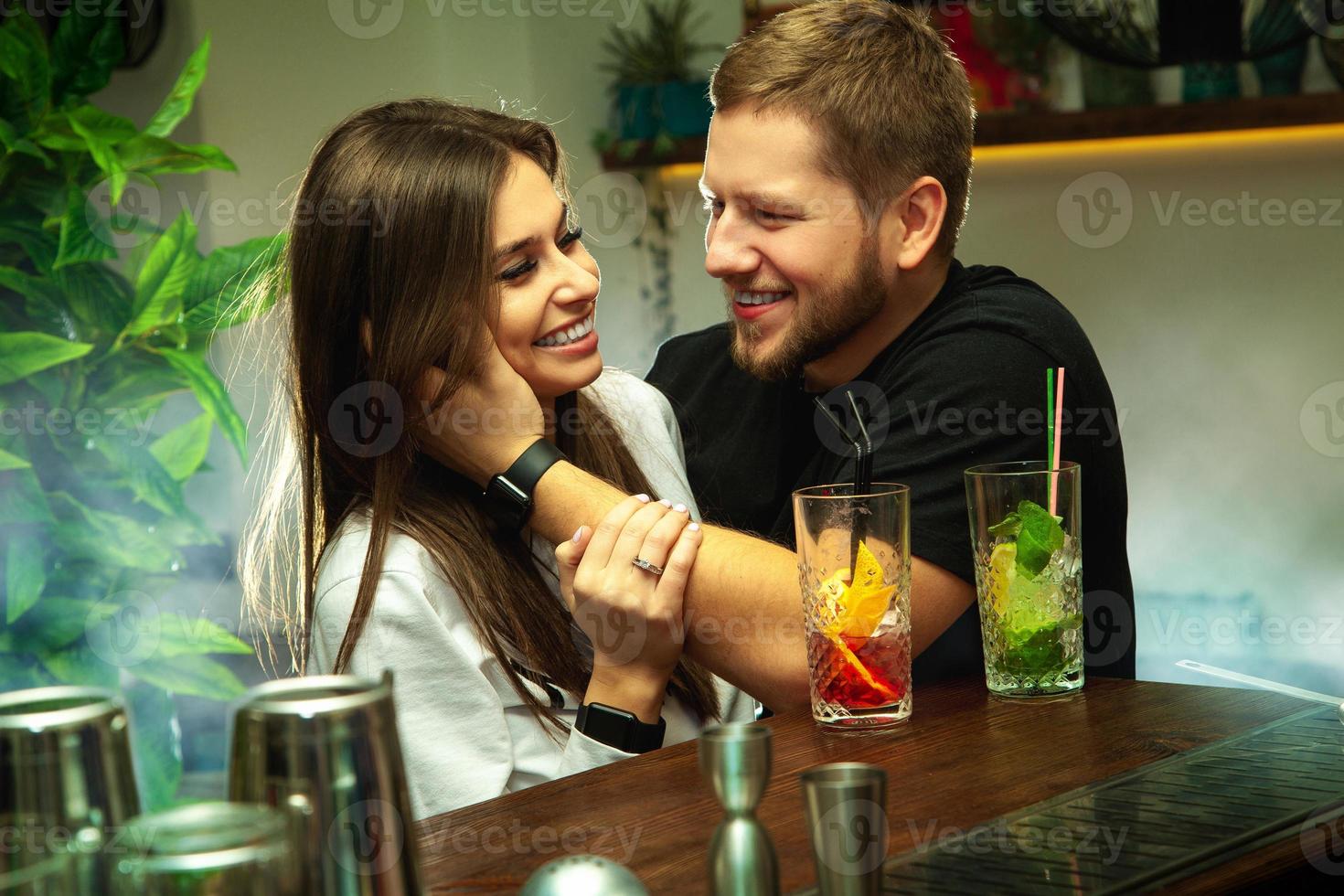 pareja coqueteando en el bar foto