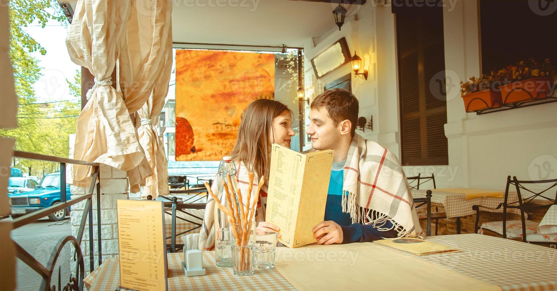 pareja enamorada divirtiéndose en una cita foto