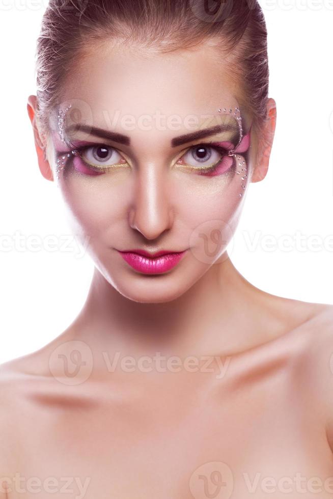 retrato de una linda joven con maquillaje en el estudio foto