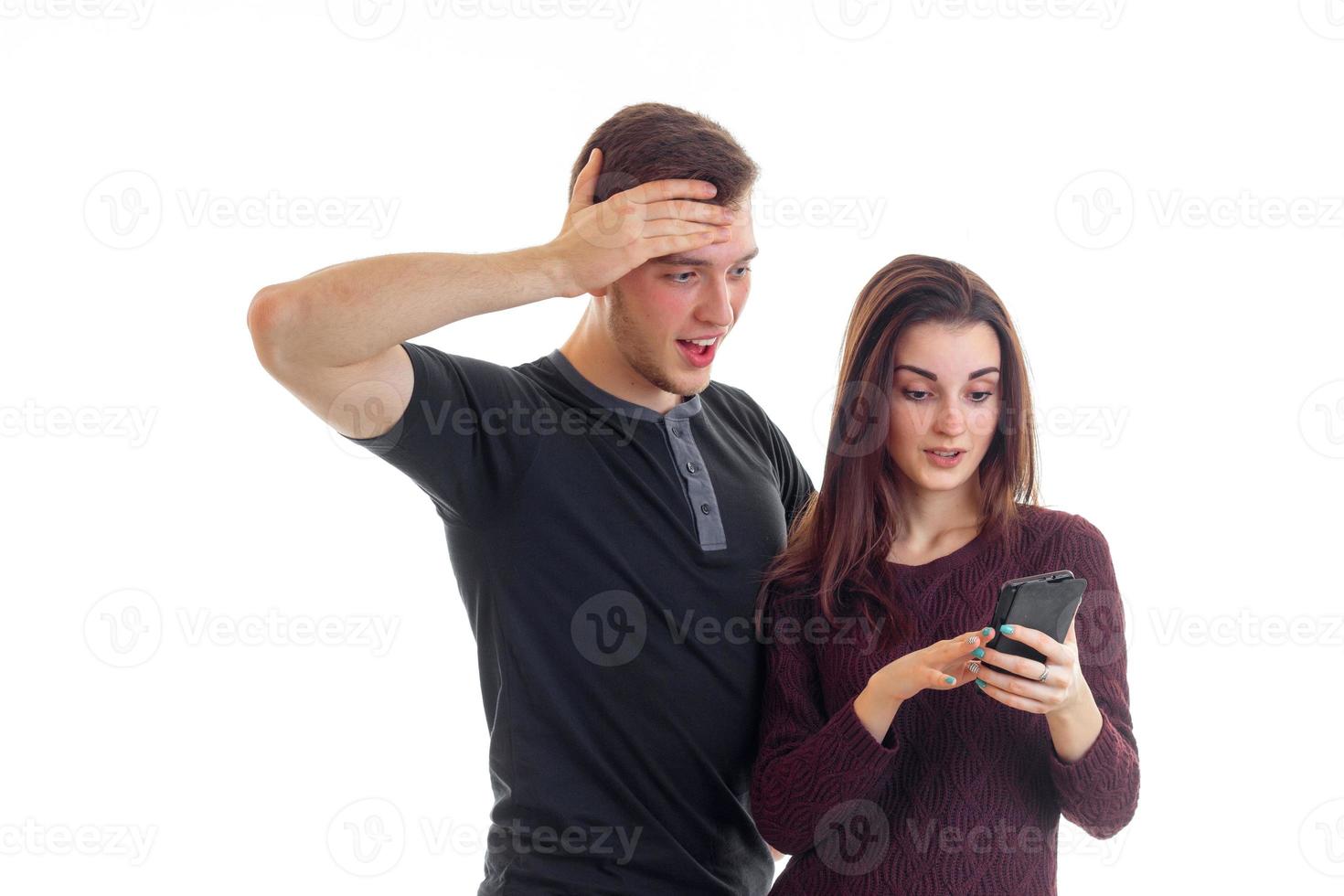 hombre sorprendido mirando fotos femeninas en su teléfono