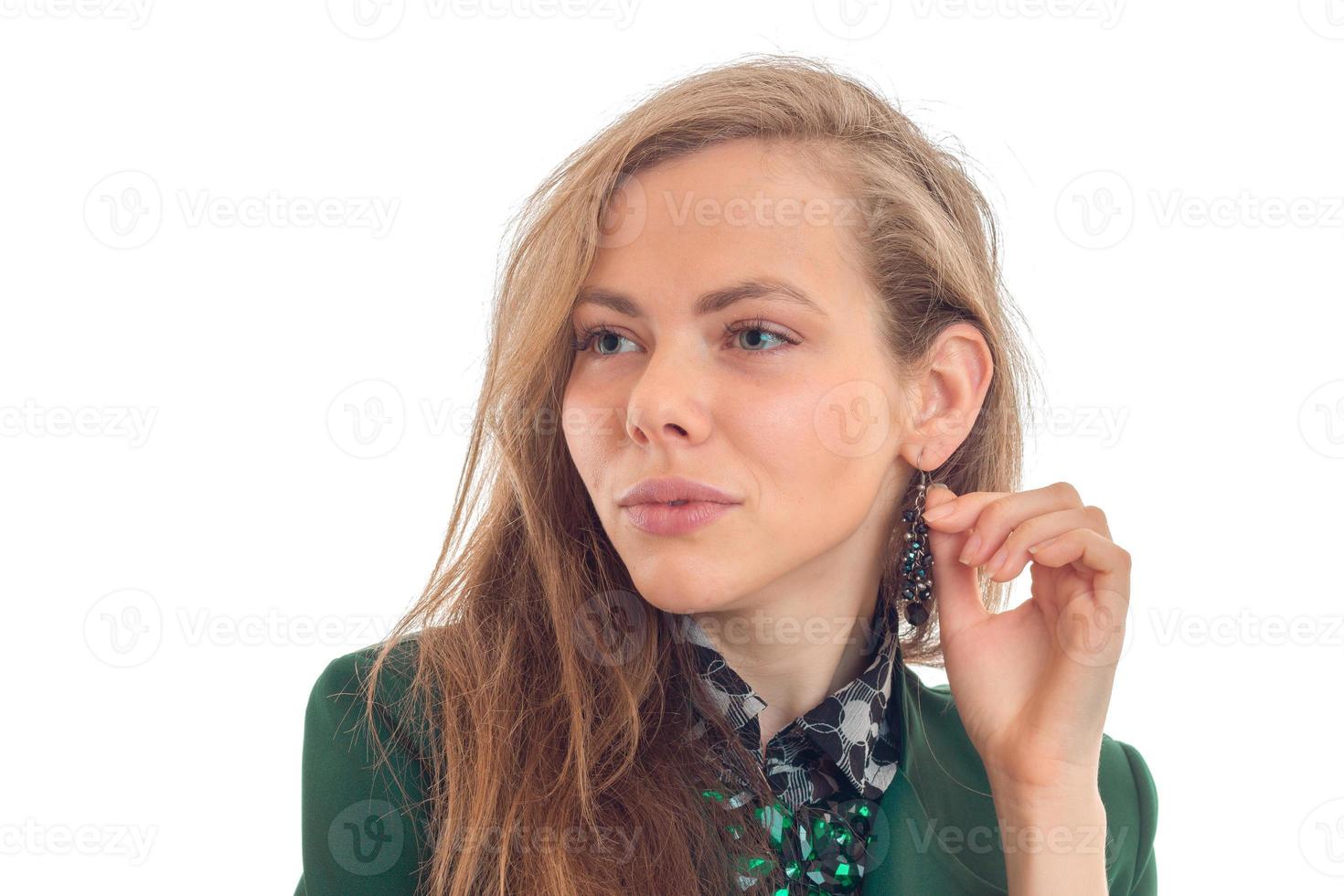 retrato de una encantadora joven rubia aislada de fondo blanco foto