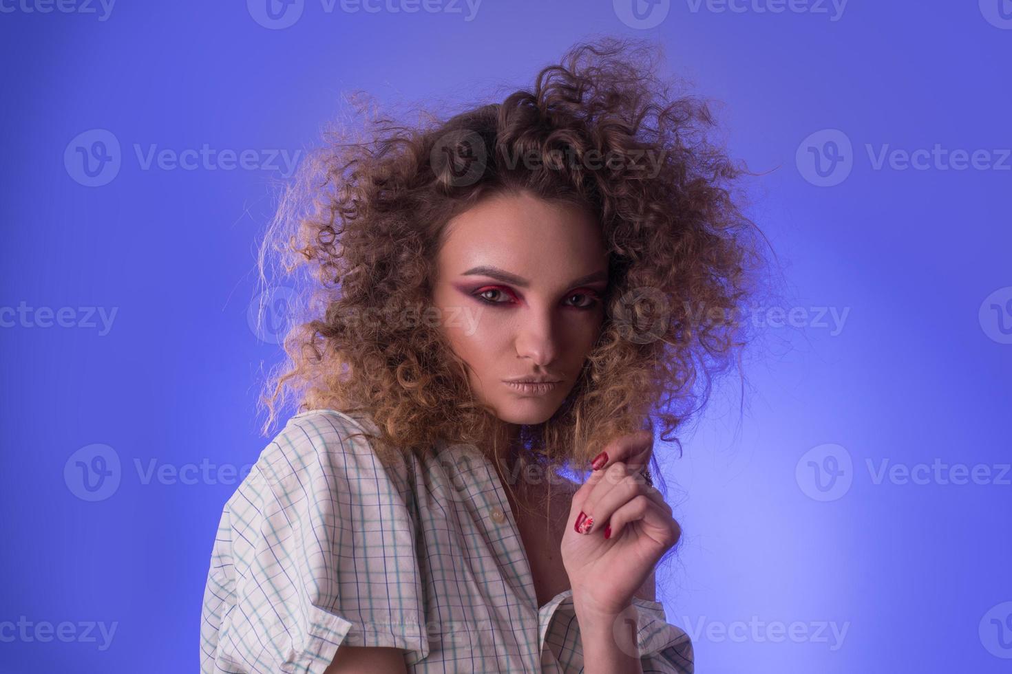 hermosa joven con peinado afro y maquillaje colorido foto