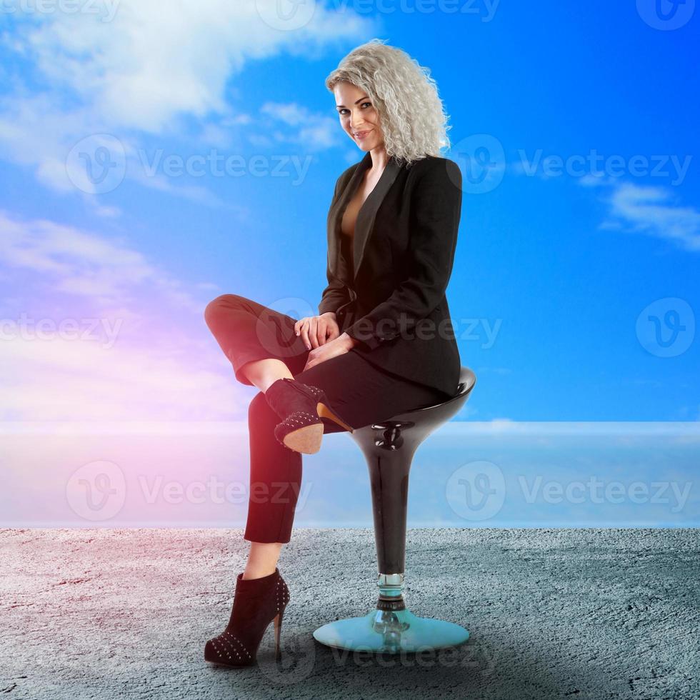 encantadora mujer de negocios posando en una silla foto